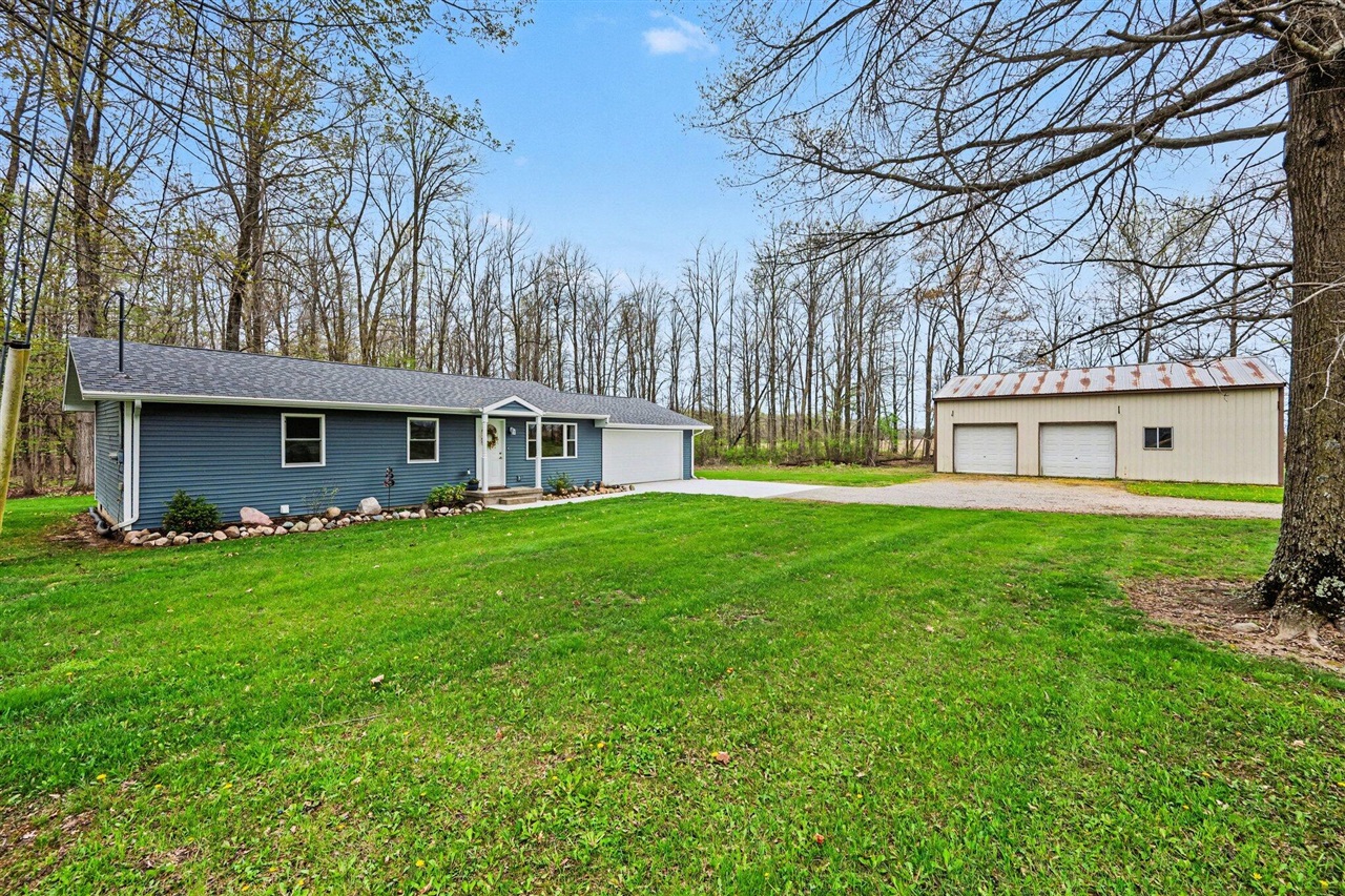 1301 18 1/2 Mile Road Property Photo 3