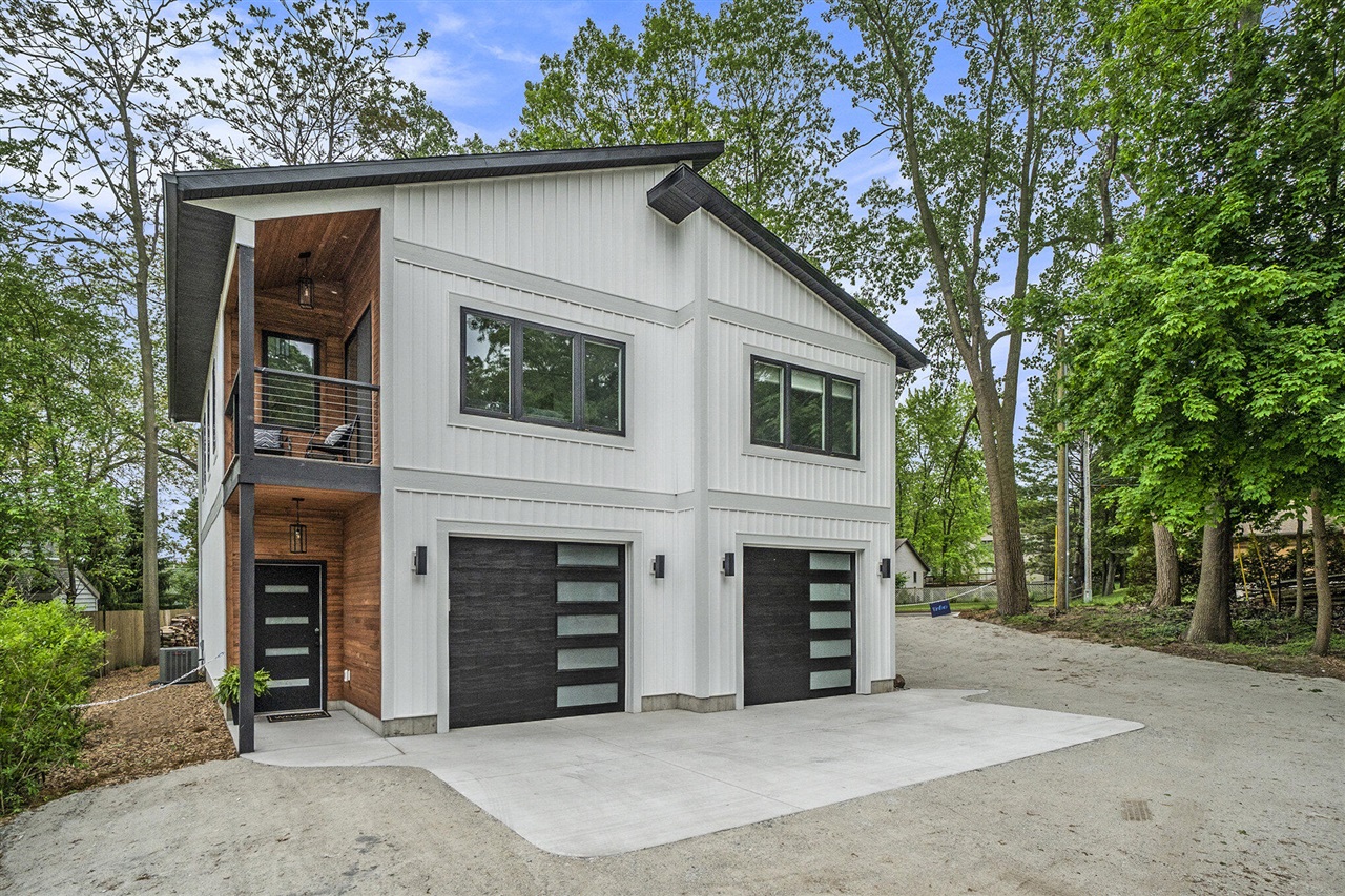 3220 Lakeshore Drive Property Photo 1