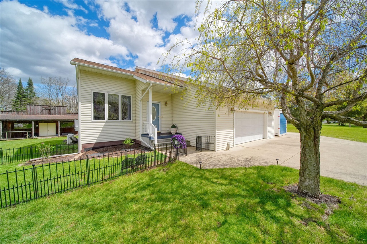 7155 Bayview Road Property Photo 3