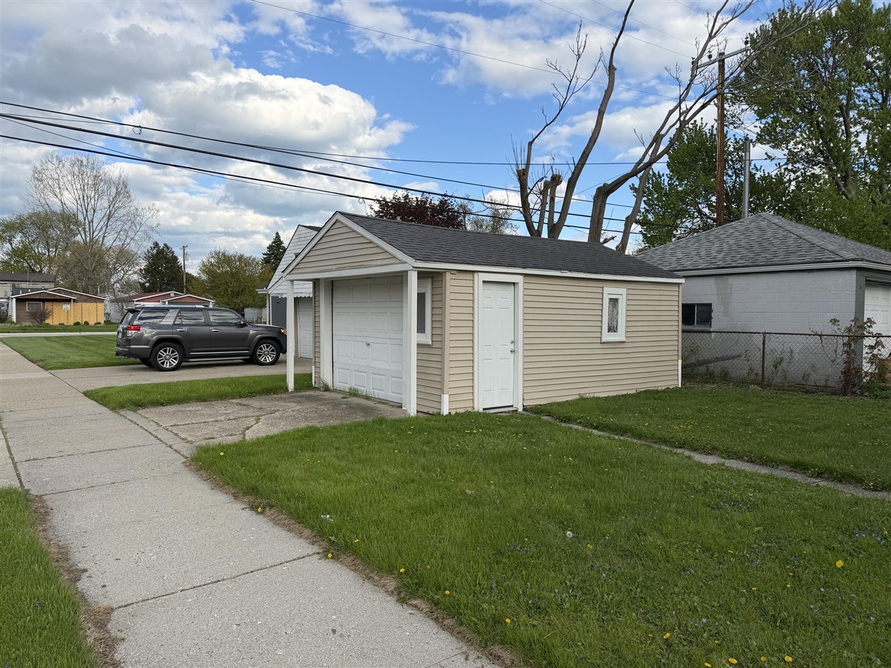 22864 Piper Avenue Property Photo 3