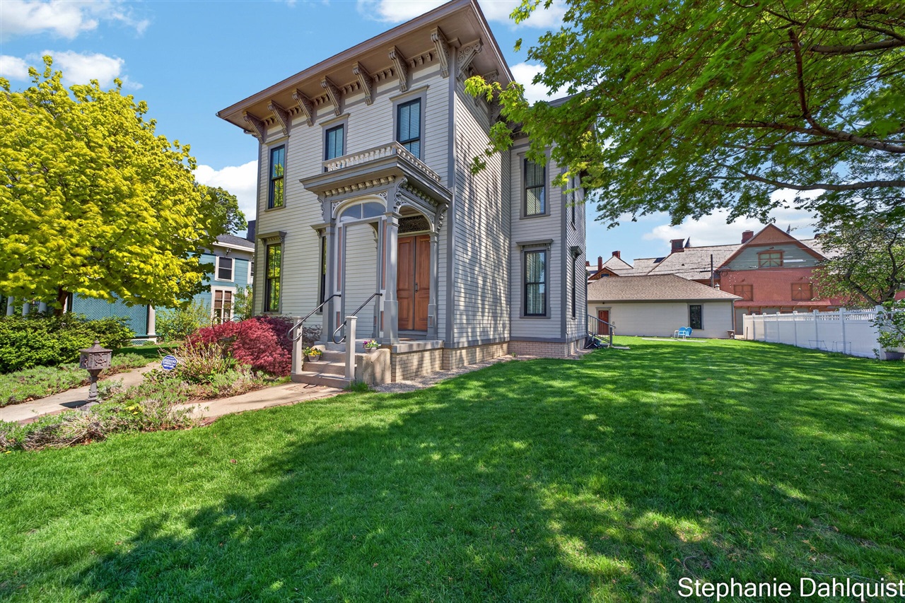 511 W Clay Avenue Property Photo 1