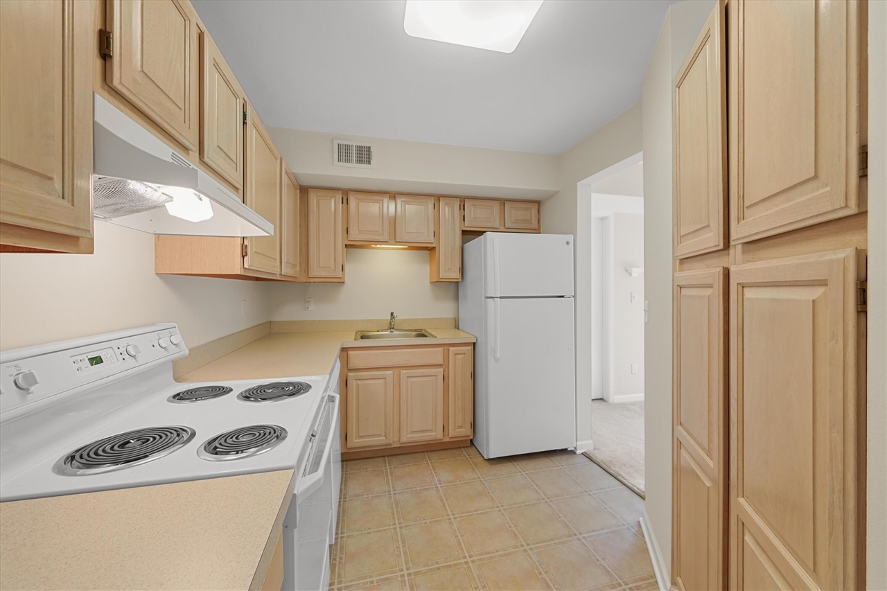 2201 S Huron Parkway Property Photo 13