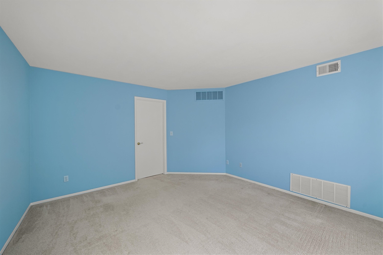 2201 S Huron Parkway Property Photo 17