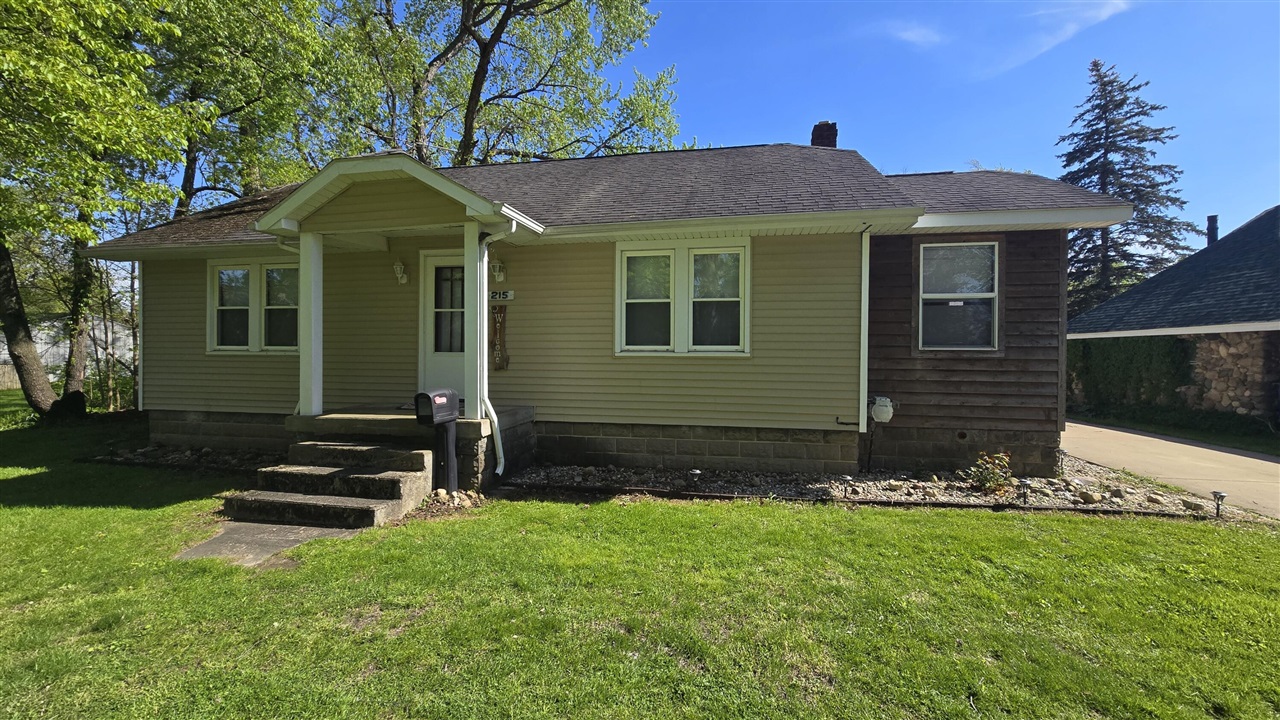 215 E Jane Street Property Photo 1