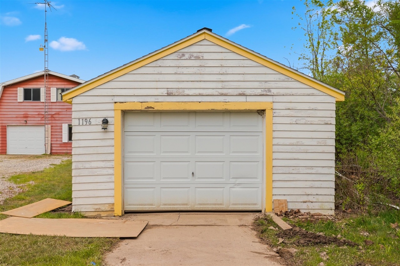 1196 Lakeview Drive Property Photo 3