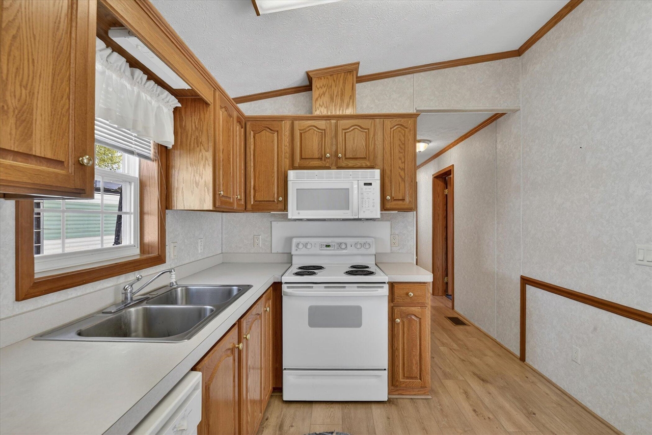 563 Willow Drive Property Photo 6