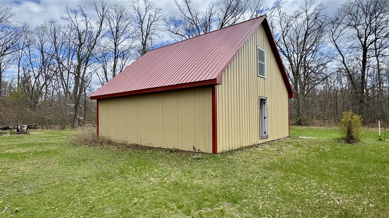 1496 17 Mile Road Property Photo 5