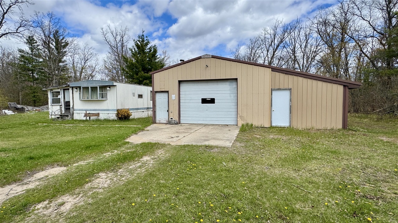 1496 17 Mile Road Property Photo 7