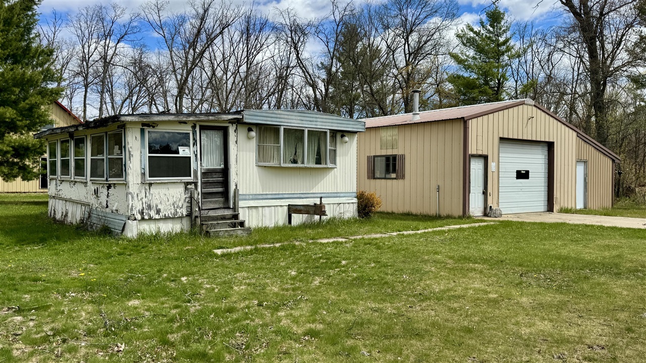 1496 17 Mile Road Property Photo 8