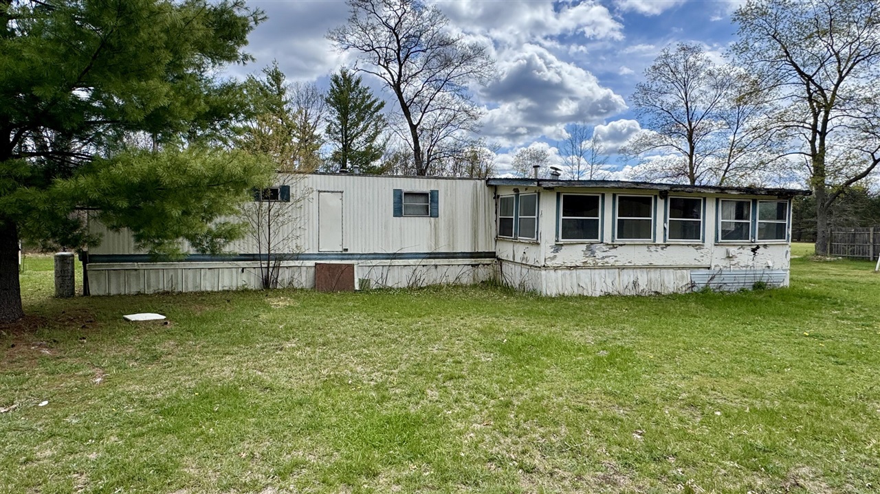 1496 17 Mile Road Property Photo 9
