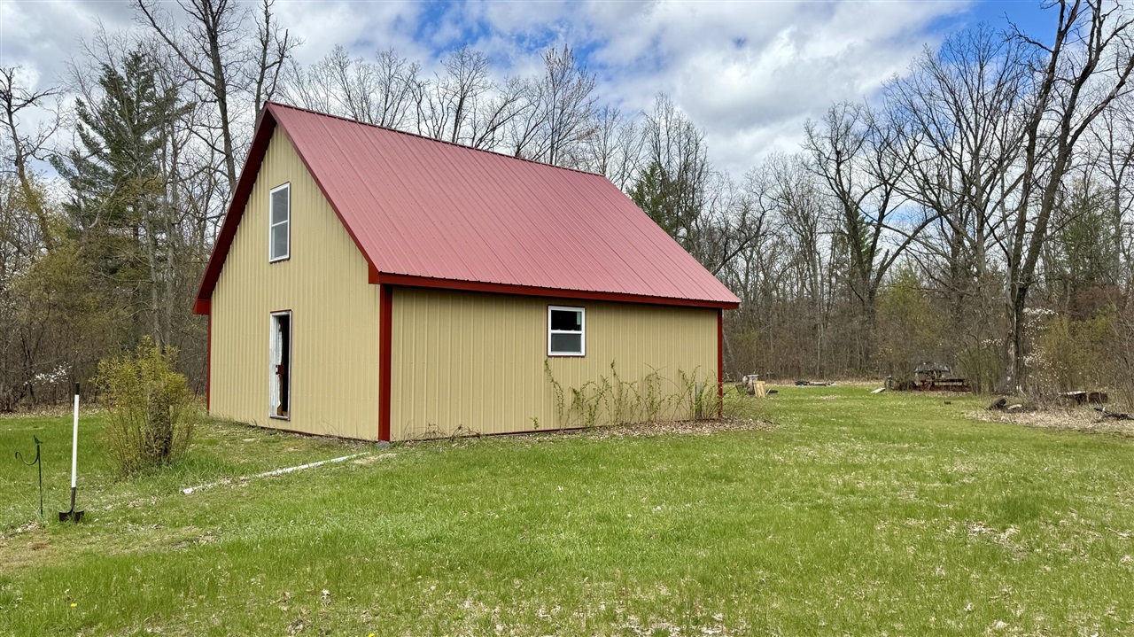 1496 17 Mile Road Property Photo 13