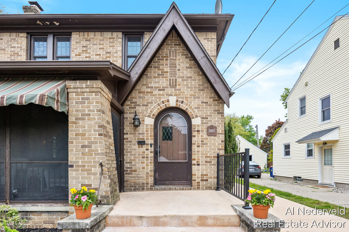 2457 Godwin Avenue Property Photo 4