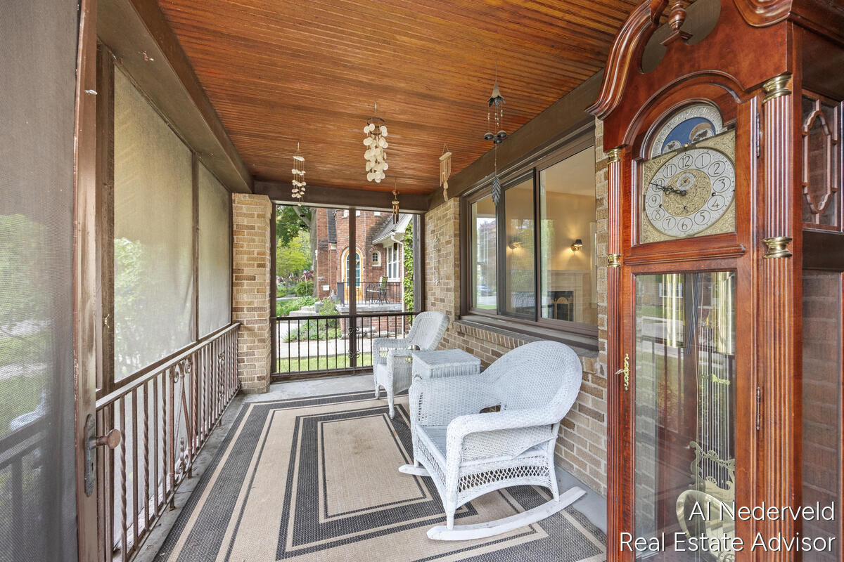 2457 Godwin Avenue Property Photo 6