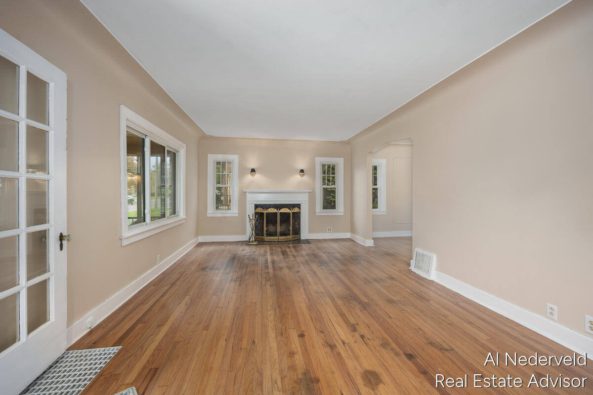 2457 Godwin Avenue Property Photo 8