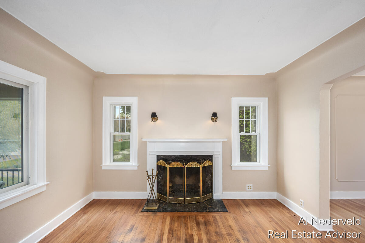 2457 Godwin Avenue Property Photo 10