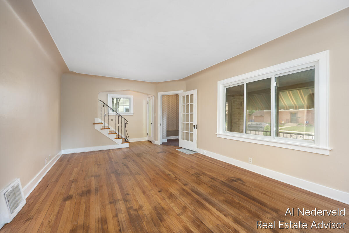 2457 Godwin Avenue Property Photo 11