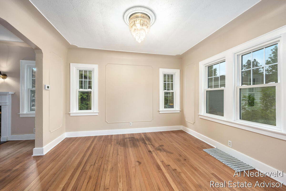 2457 Godwin Avenue Property Photo 14