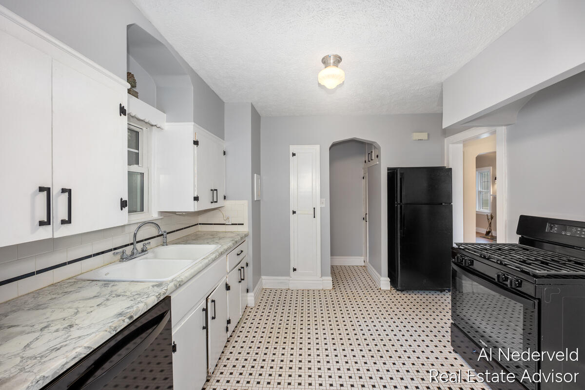 2457 Godwin Avenue Property Photo 15