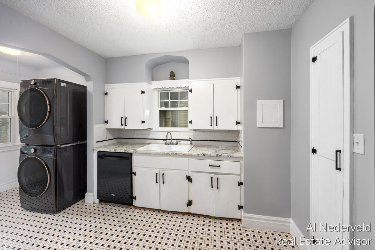 2457 Godwin Avenue Property Photo 16
