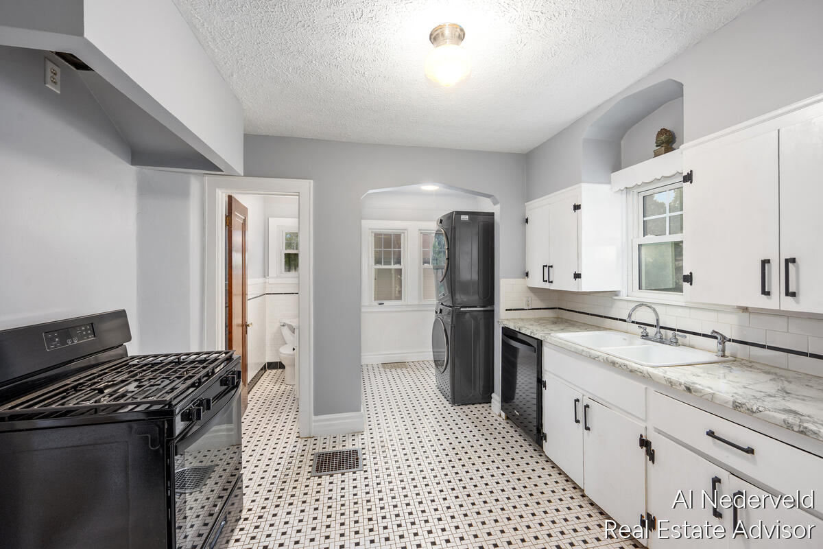 2457 Godwin Avenue Property Photo 17