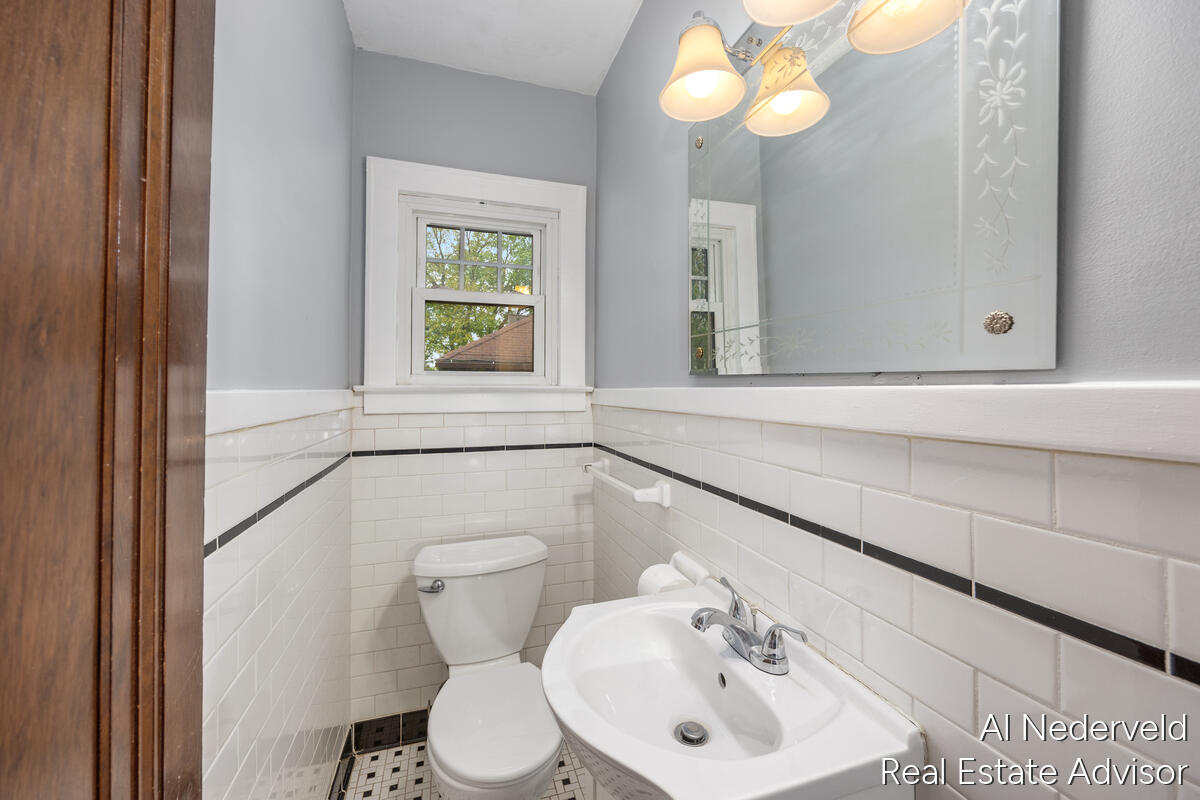 2457 Godwin Avenue Property Photo 18