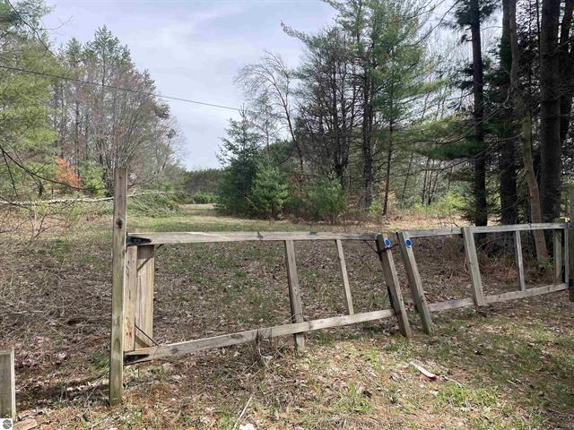 00 Mackinaw Trail Property Photo 2
