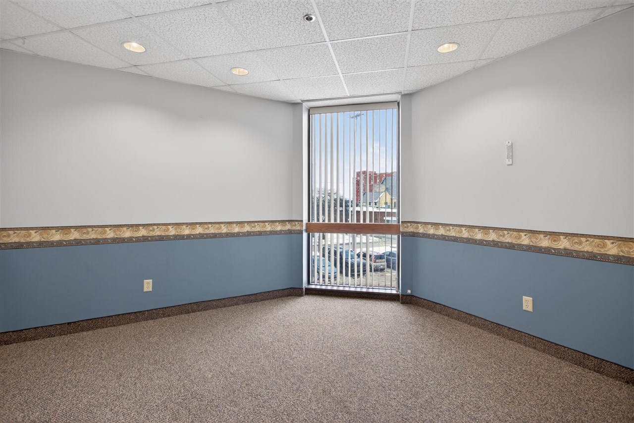 300 W Washington Avenue Property Photo 6