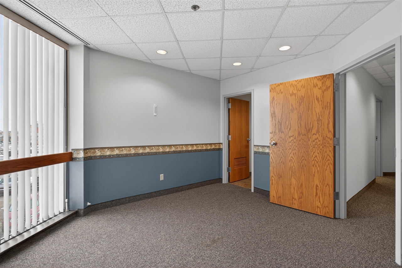 300 W Washington Avenue Property Photo 7