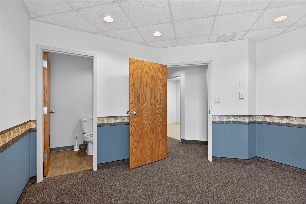 300 W Washington Avenue Property Photo 8