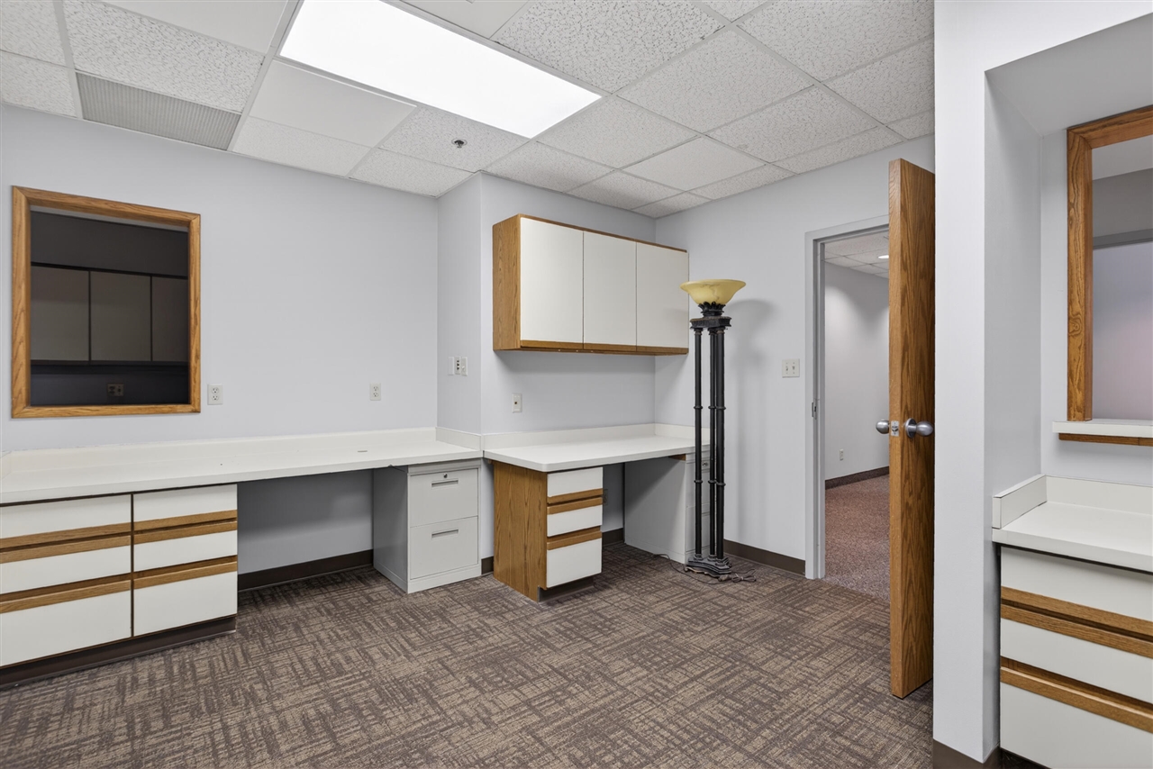 300 W Washington Avenue Property Photo 12