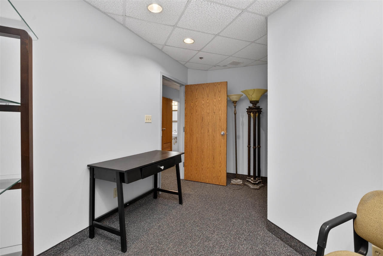 300 W Washington Avenue Property Photo 14
