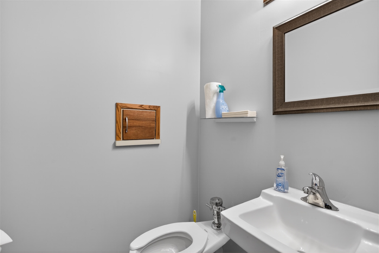 300 W Washington Avenue Property Photo 15