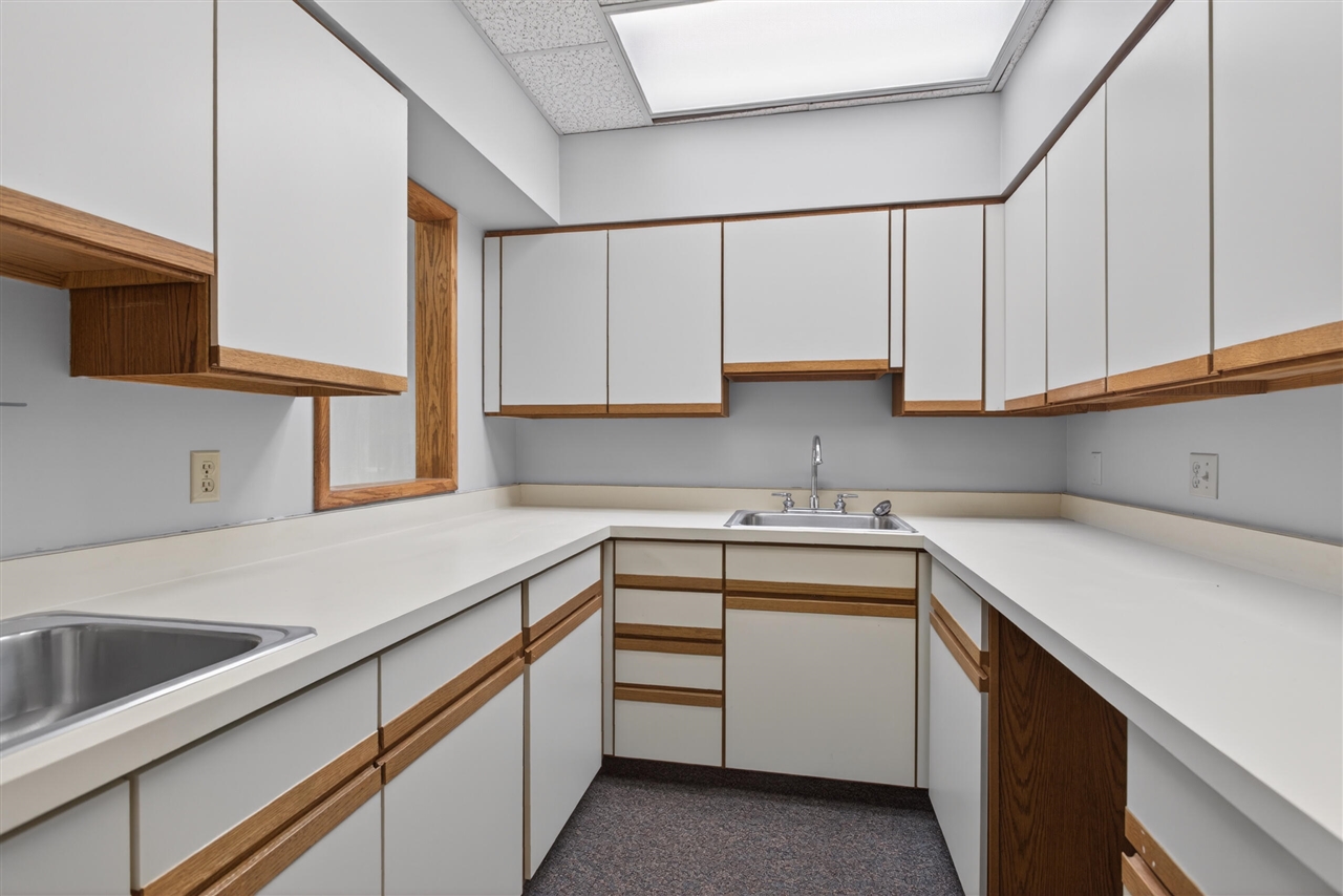 300 W Washington Avenue Property Photo 16