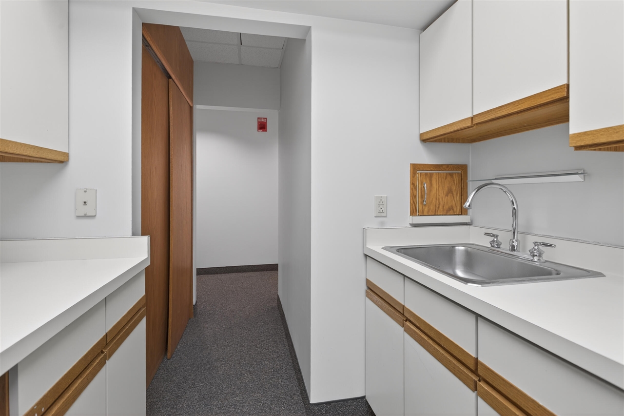 300 W Washington Avenue Property Photo 17