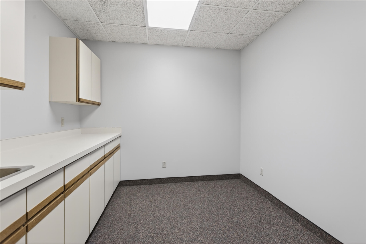 300 W Washington Avenue Property Photo 25