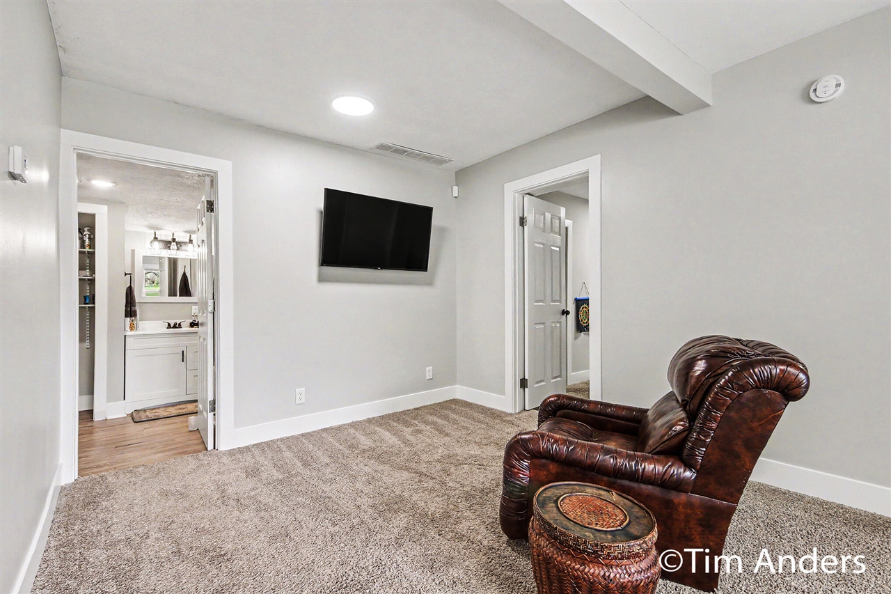 659 Academy Street Property Photo 5