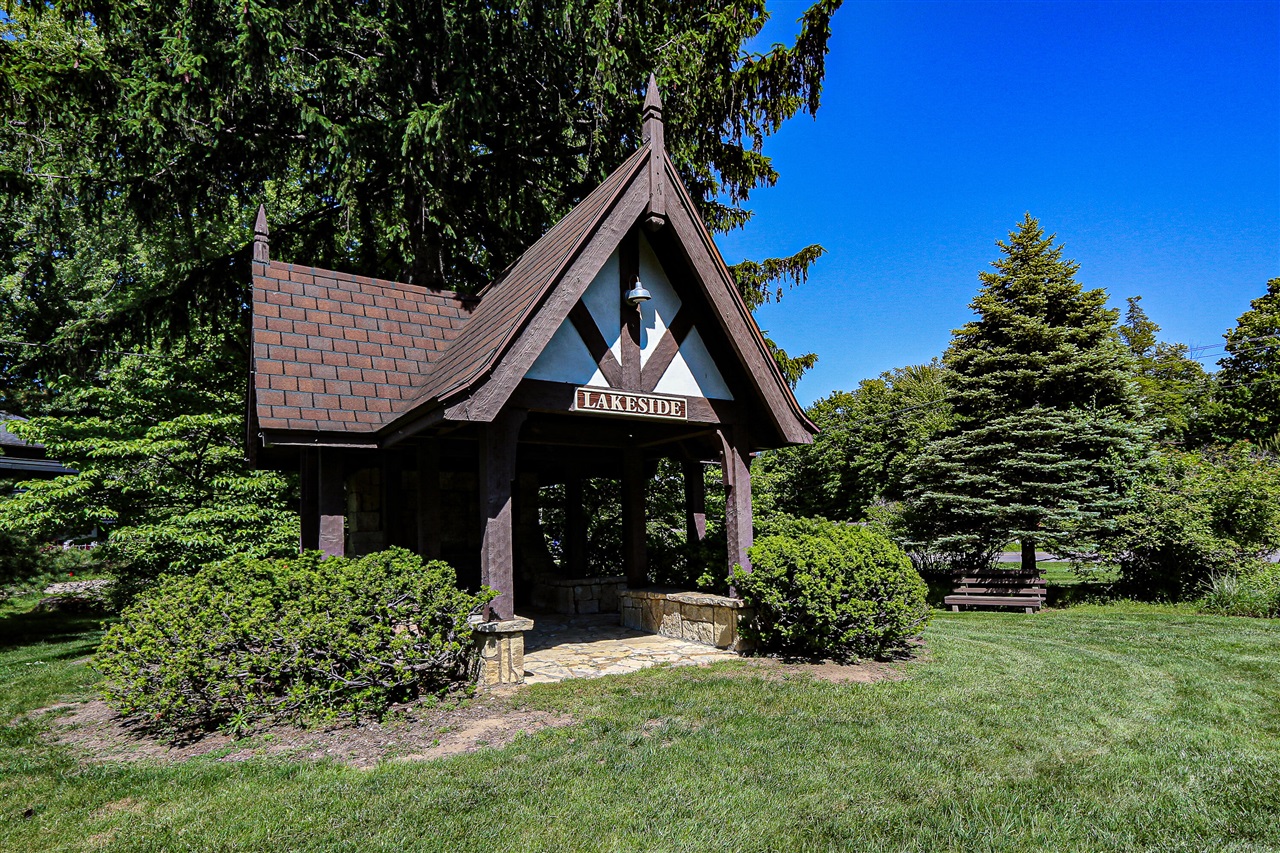 12 Meadowood Lane Property Photo 8