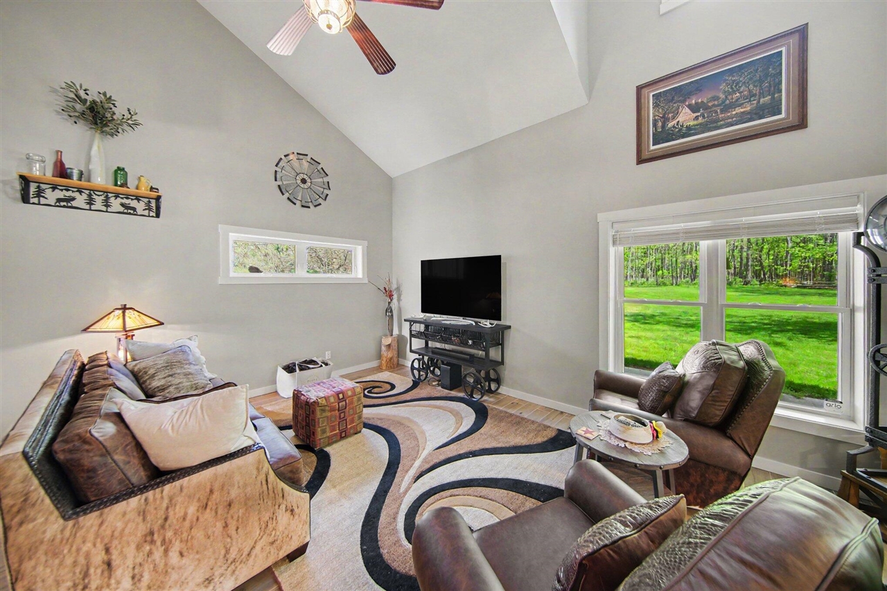 7572 Tucker Lane Property Photo 5