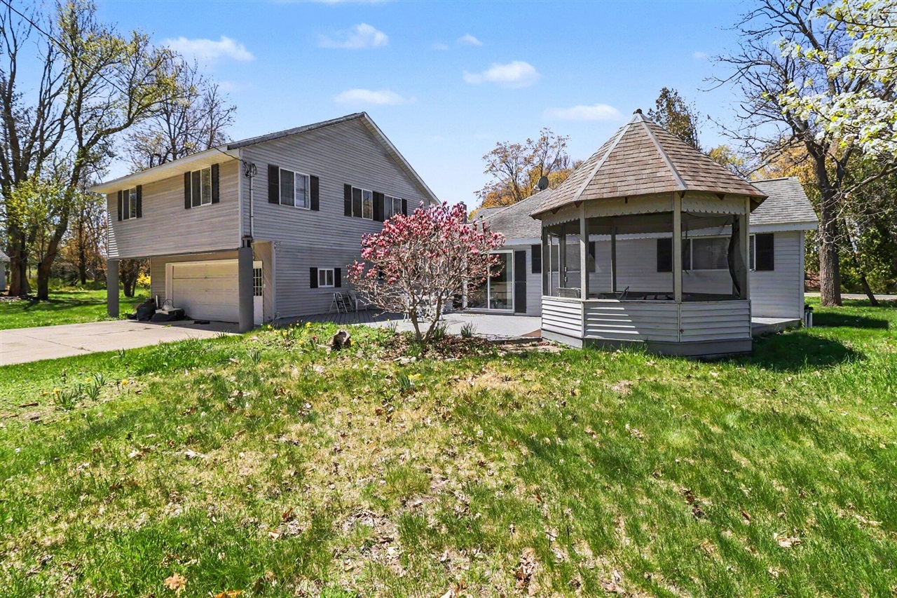 6665 Lakeshore Road Property Photo 1