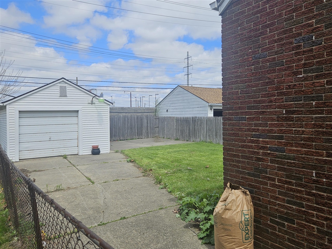 15237 Carlisle Street Property Photo 2