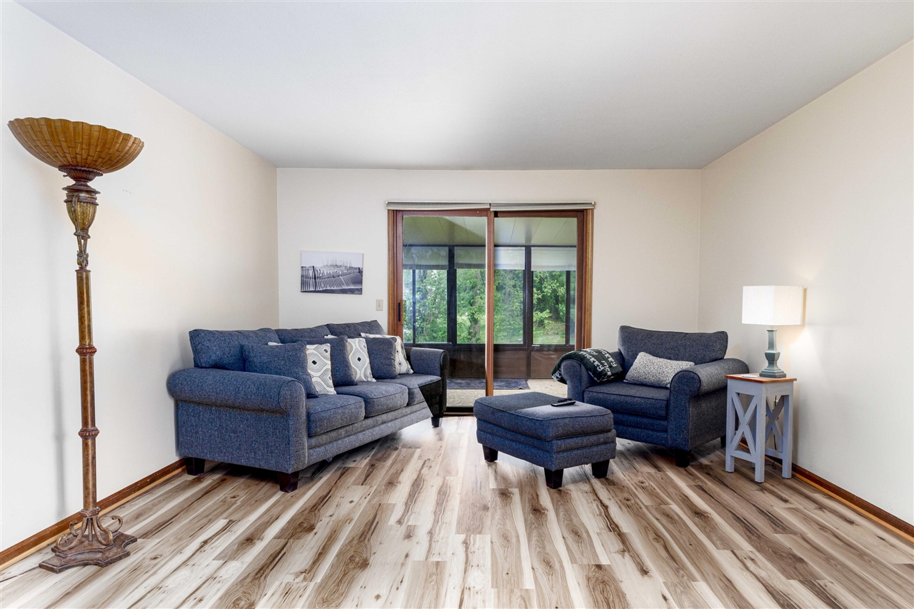 11279 Whispering Creek Drive Property Photo 3