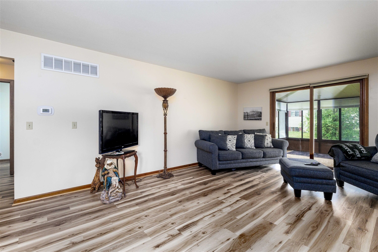 11279 Whispering Creek Drive Property Photo 4