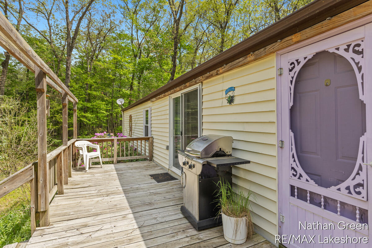957 Maple Street Property Photo 4