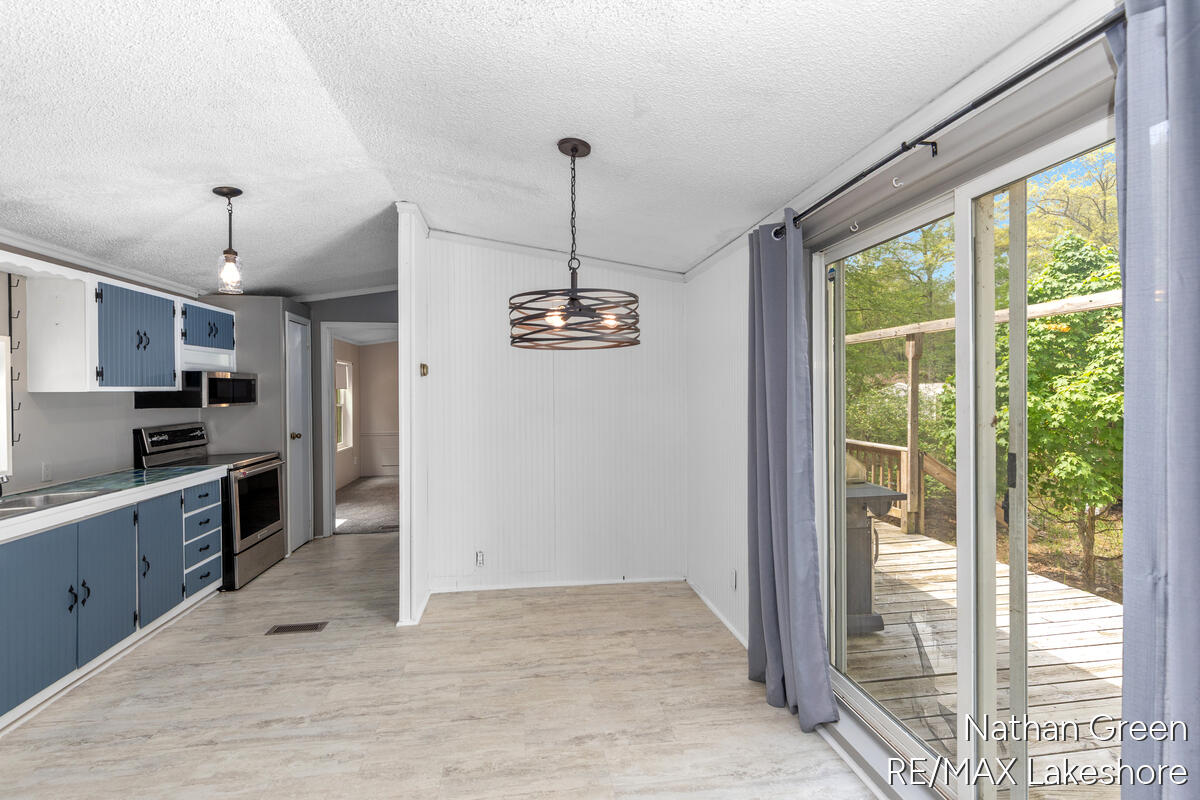 957 Maple Street Property Photo 8