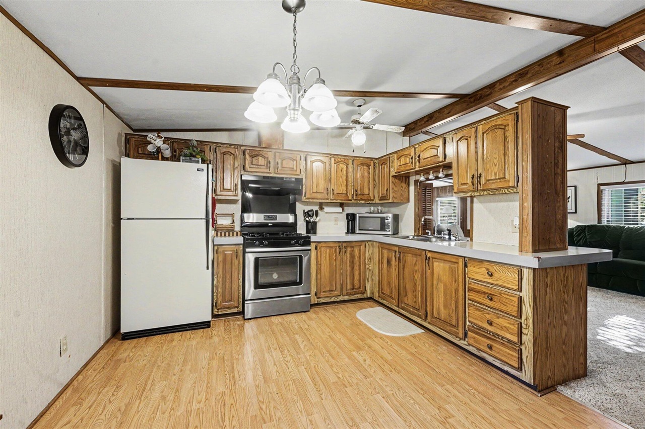 611 Connie Avenue Property Photo 4
