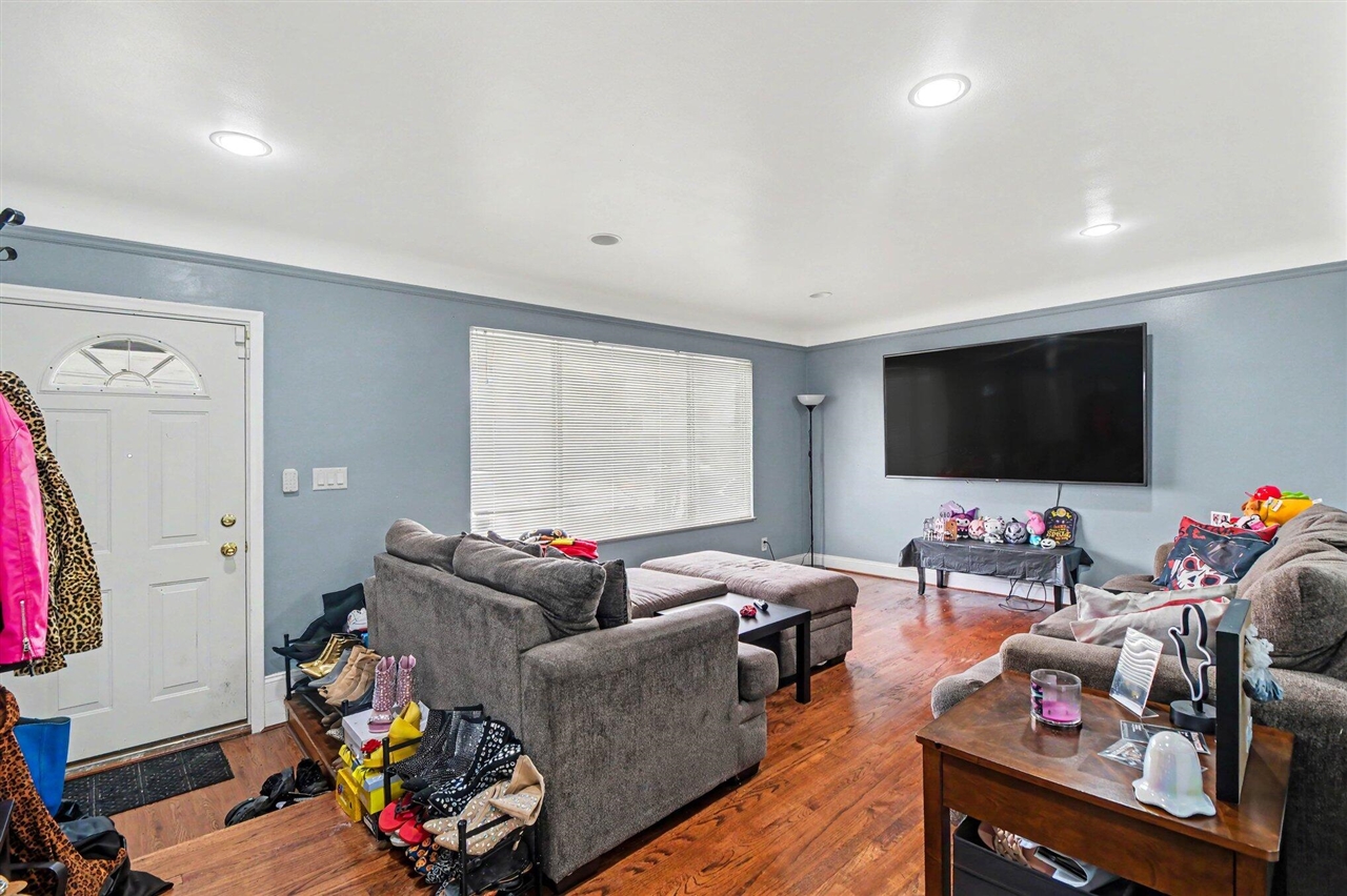 8271 Stanley Drive Property Photo 3