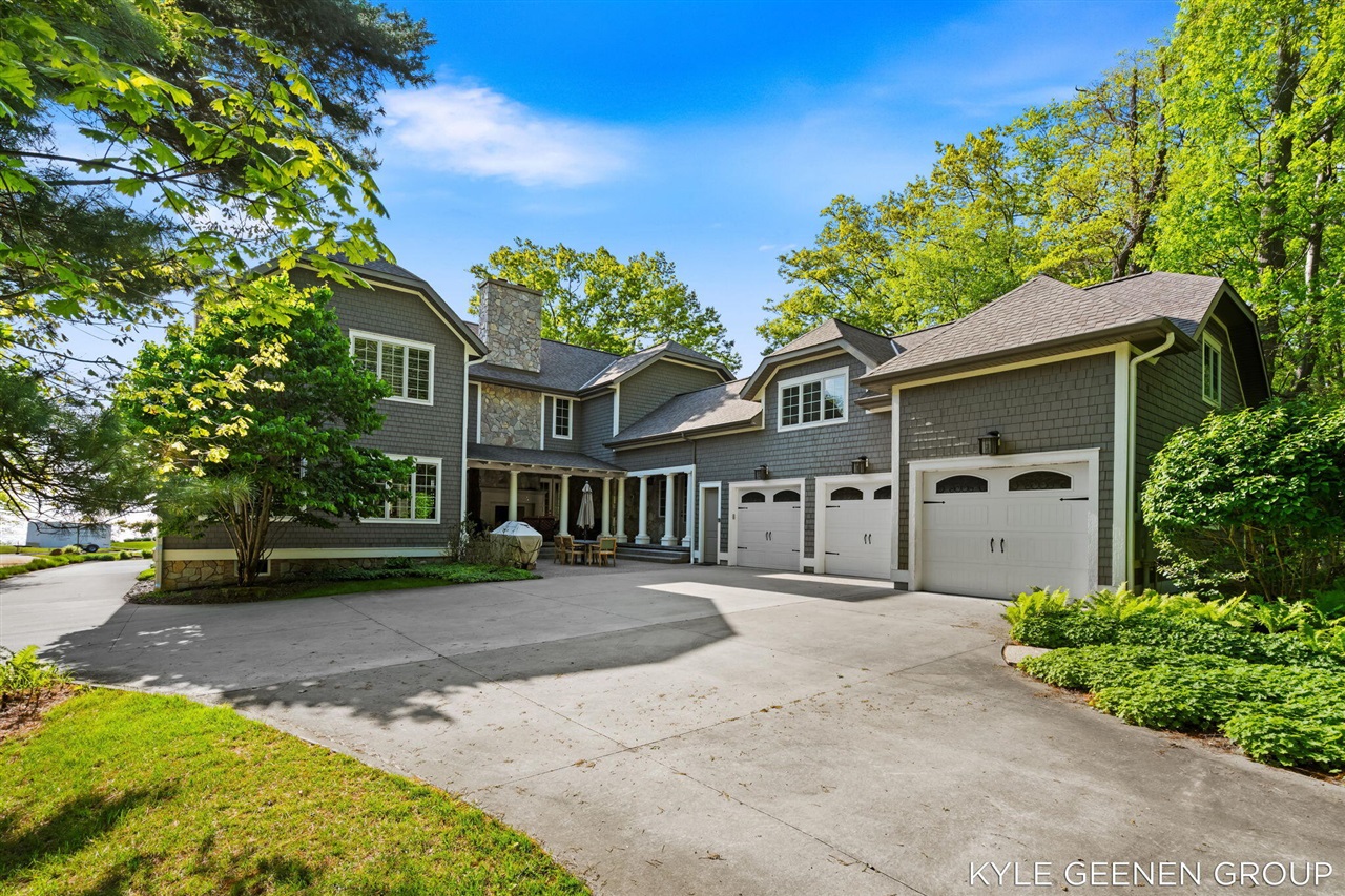 2817 Lakeshore Drive Property Photo 4