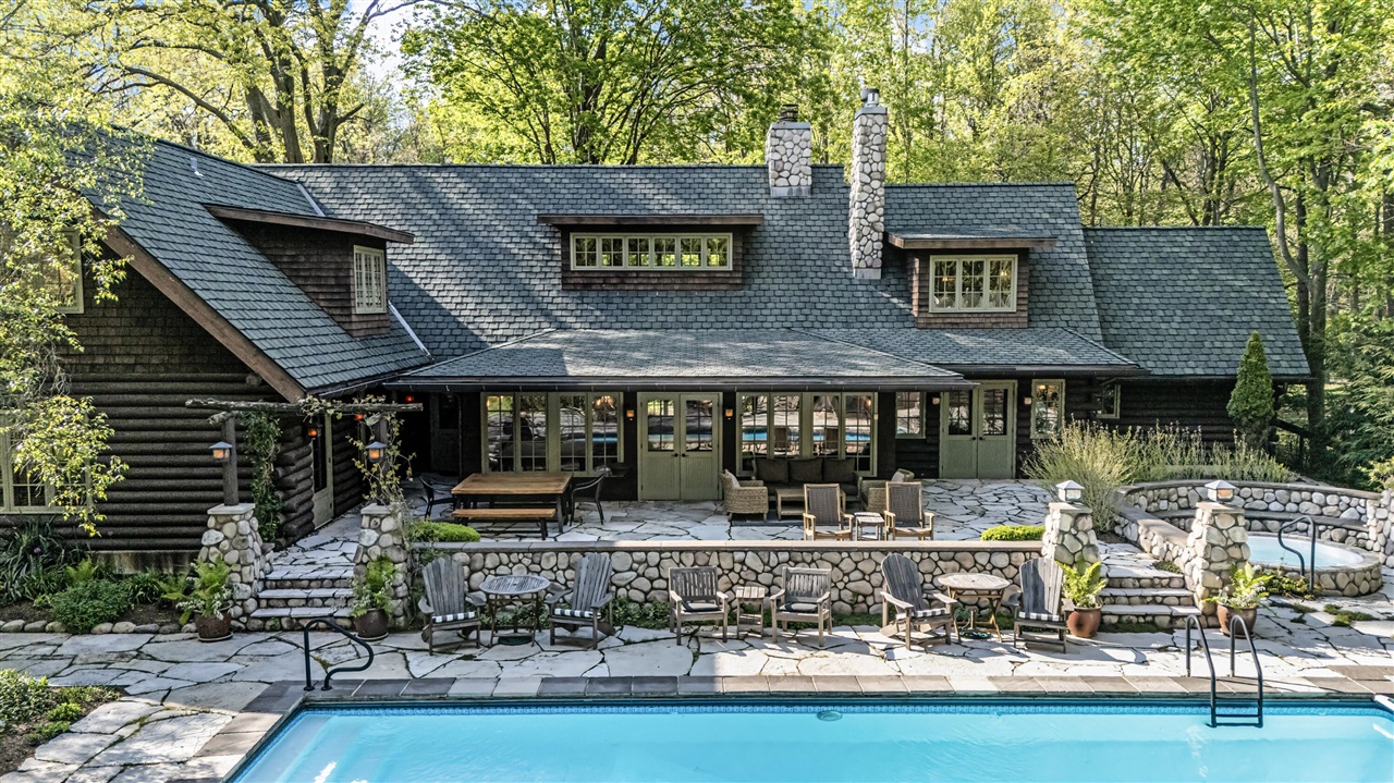 14657 Lakeshore Road Property Photo 1