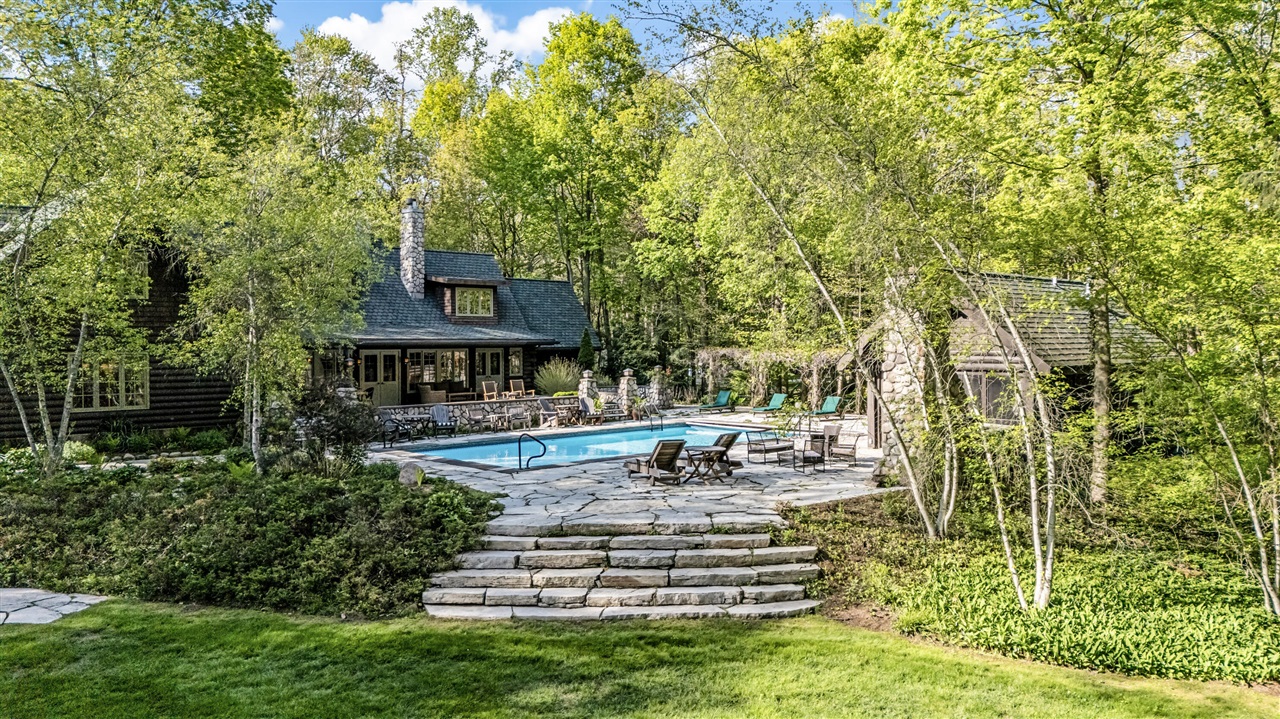14657 Lakeshore Road Property Photo 2