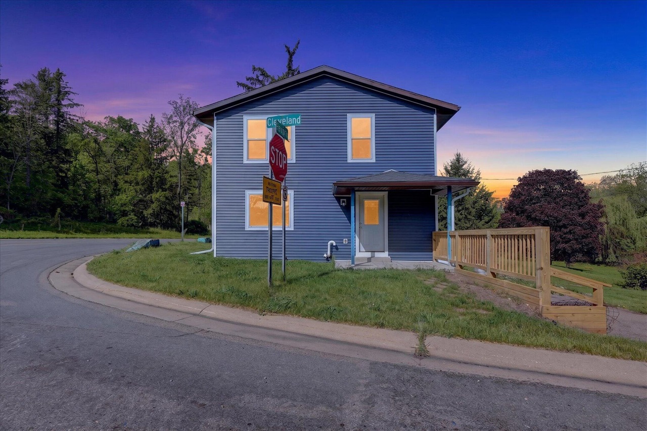 1387 E Riverside Drive Property Photo 1